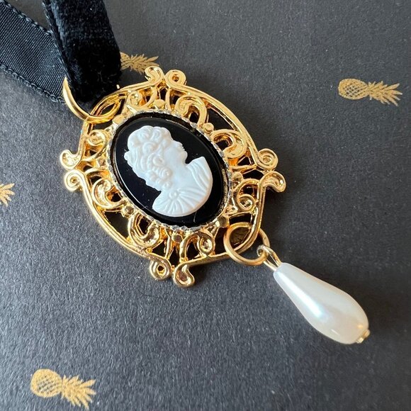 Black Velvet Ribbon Cameo Pendant Choker Victorian Style Costume Choker Necklace - Picture 9 of 12